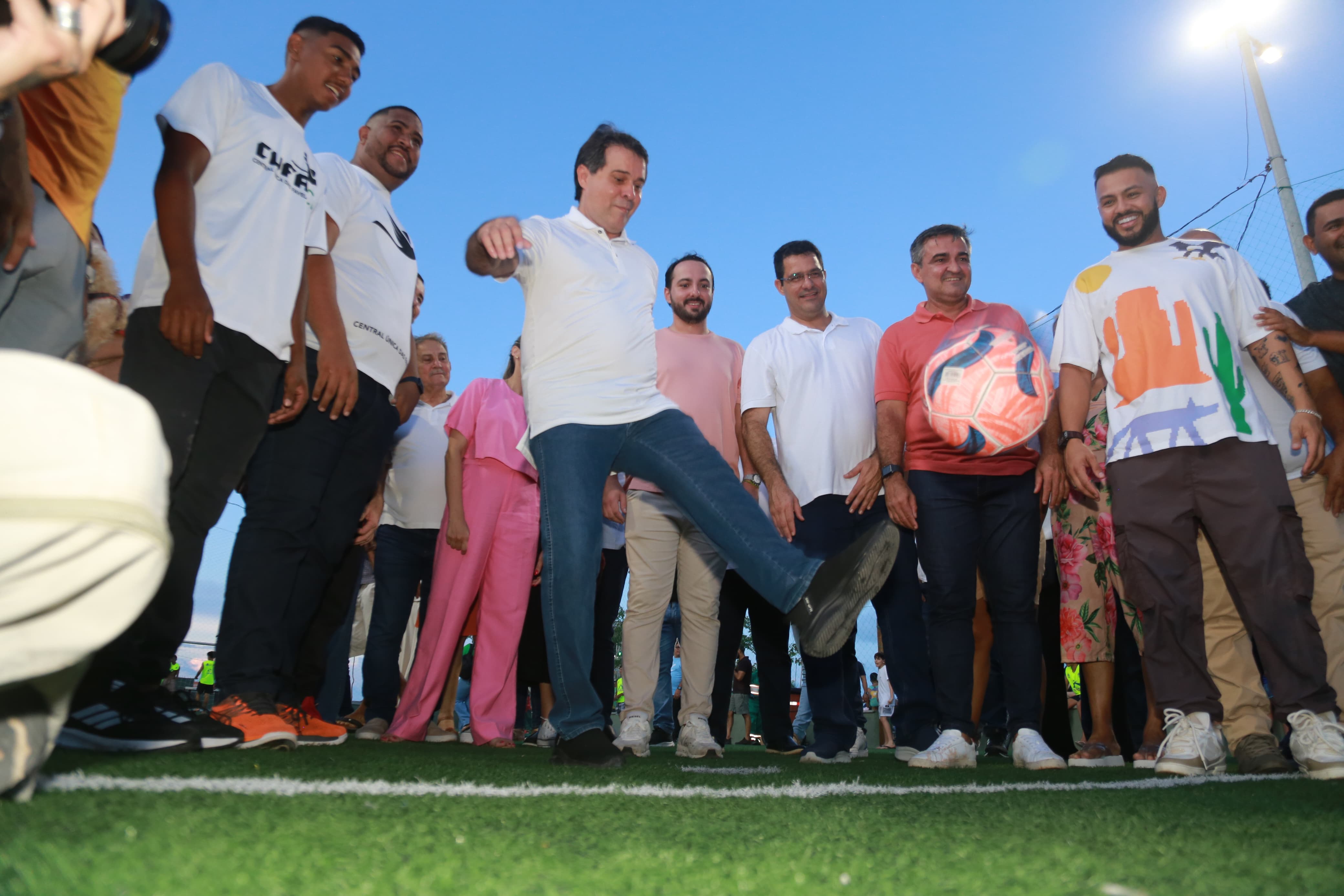 prefeito chutando uma bola na areninha